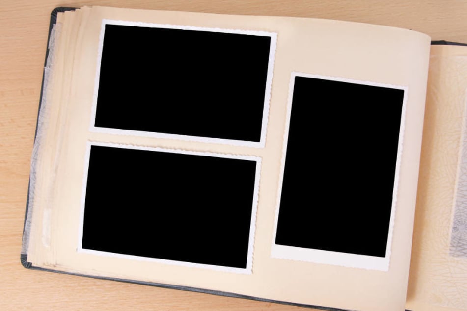 Ein Jahrbuch mit geschwärzten Fotos macht irgendwie wirklich keinen Sinn (Symbolbild).