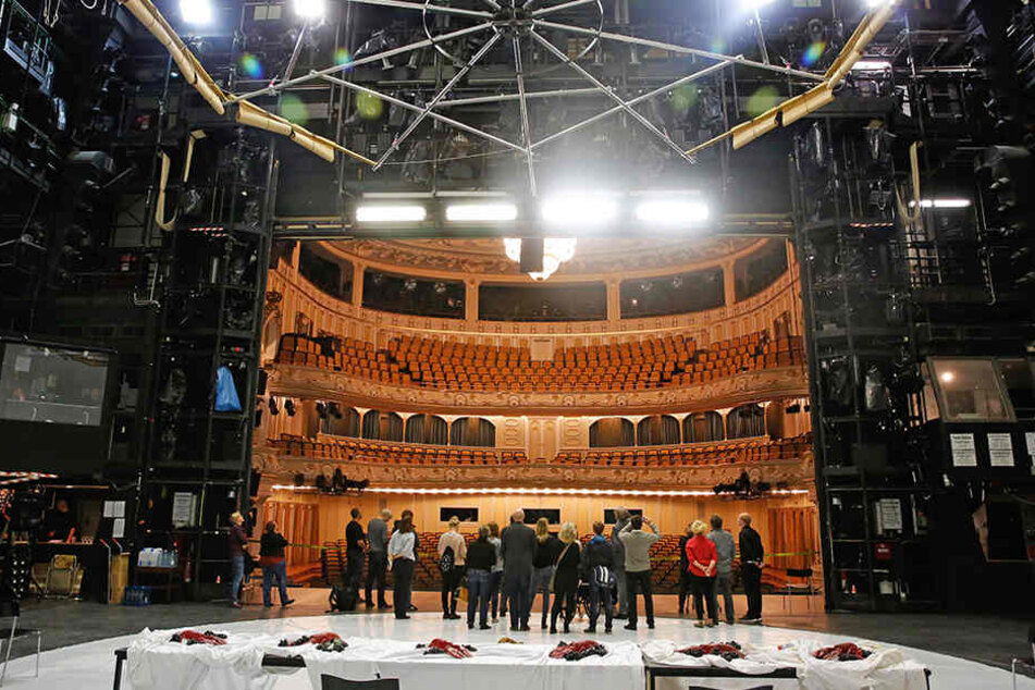 Das Dresdner Schauspielhaus wurde
in den letzten vier Monaten für elf Millionen Euro modernisiert.