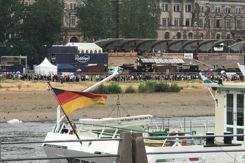 Die Schlange ist gefühlt 200 Meter lang und wickelt sich um das ganze Areal.