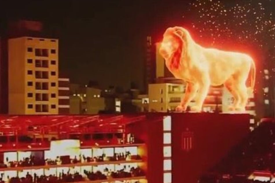 Ein Löwe aus Feuer steht auf dem Stadiondach von Estudiantes de La Plata.