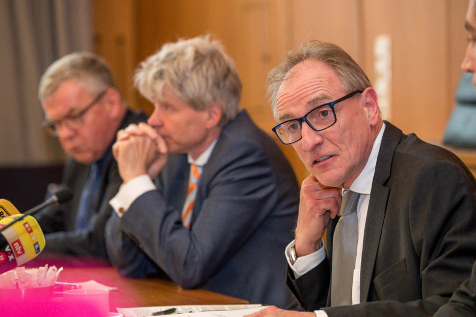 Sozialdezernent Harald Rau (Mitte) und Flüchtlingskoordinator Hans-Jürgen Ostern erklärten die Anmietung des Hotels.