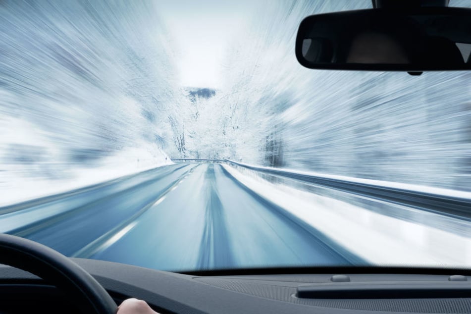 Bei winterlichen Straßenverhältnissen kam es am Samstag in Schöneck zu einem schweren Verkehrsunfall. (Symbolbild)