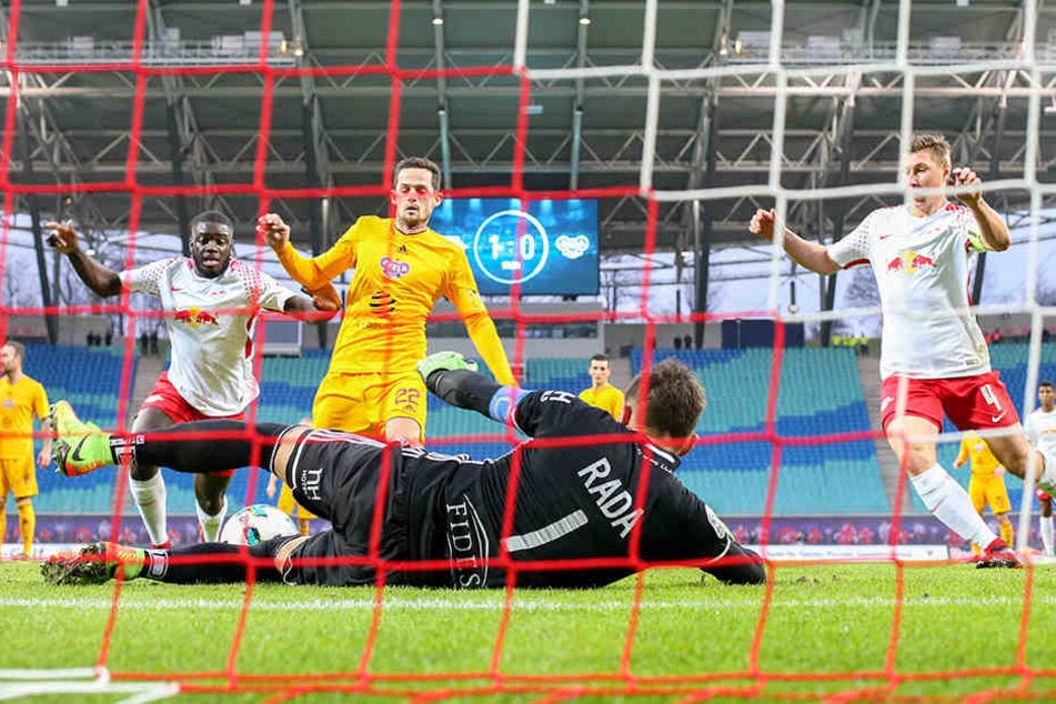 RB setzte sich ohne das Nationalspieler-Trio Timo Werner, Marcel Halstenberg und Emil Forsberg mit 2:0 (1:0) gegen den tschechischen Erstliga-Zehnten Dukla Prag durch.