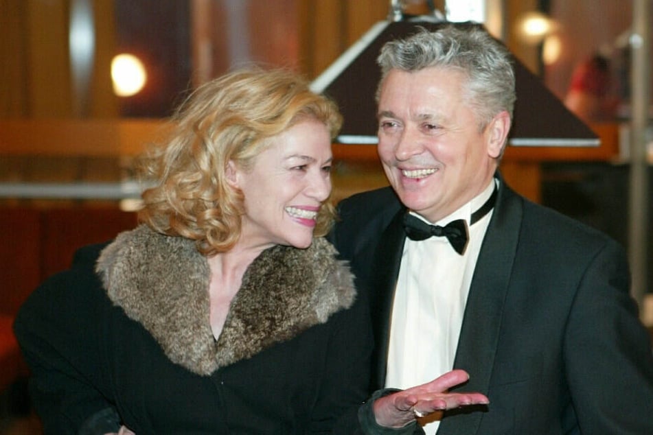 Die Schauspieler Hannelore Elsner (l) und Henry Hübchen sprechen am 03.03.2004 während einer Drehpause zum Film "Zucker" im ehemaligen Cafe Moskau in Berlin miteinander. (Archivbild)