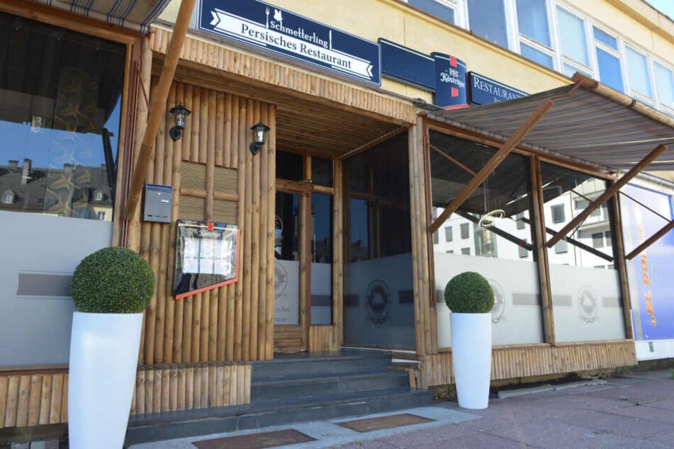 Unbekannte Täter haben in der Nacht zum 23.9.2018 an dem persischen Restaurant "Schmetterling" in Chemnitz mehrere Scheiben beschädigt.