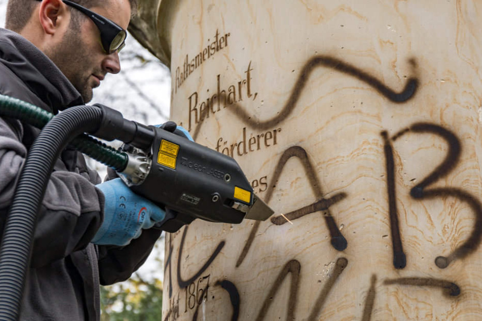 Mit einem Speziallaser sollte das Graffiti entfernt werden.