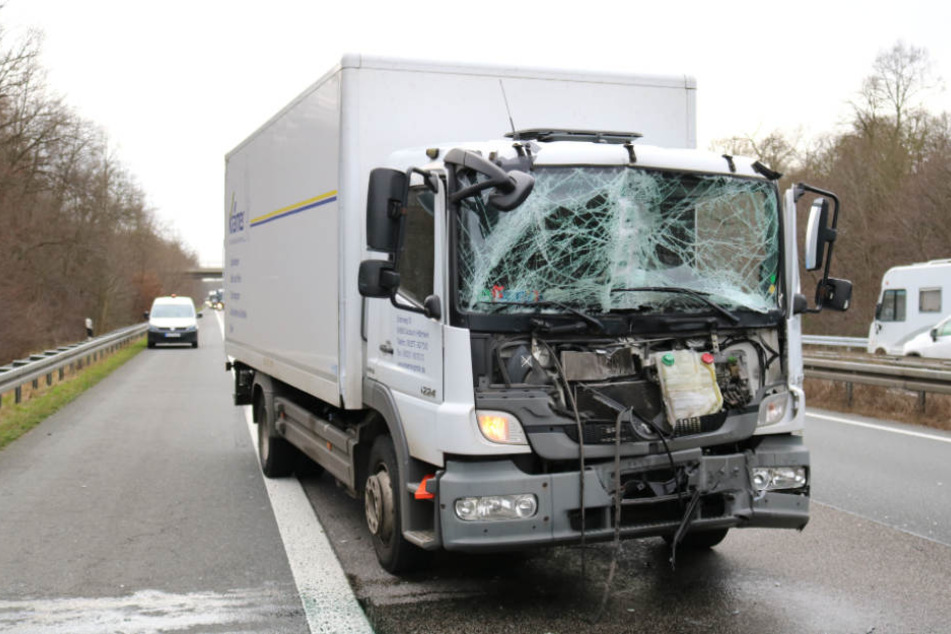 Der Lastwagen-Fahrer wurde vorsorglich in ein Krankenhaus gebracht.