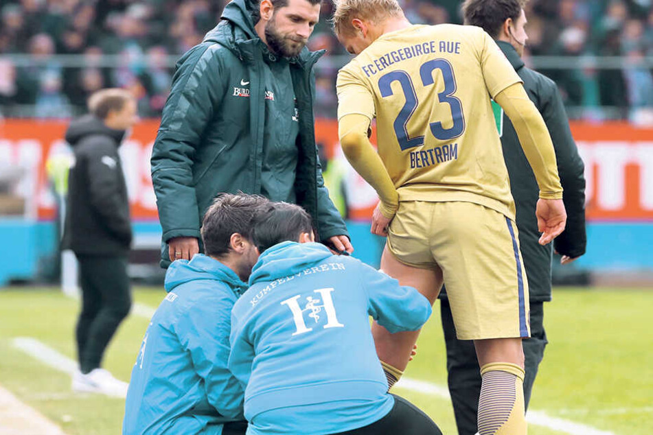 Die Auer Physios kümmerten sich sofort um den lädierten Oberschenkel von Sören Bertram.