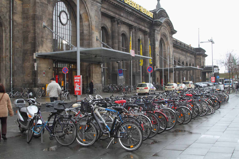 Am Bahnhof Neustadt versuchten am Sonntag fünf Personen, die Arbeit der Polizei zu behindern.