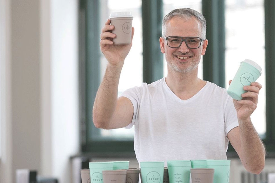 Den Kaffee zum Mitnehmen bietet Matthias Koch (48) in zwei verschiedenen großen Recup-Bechern an - in Schloss, Albertinum und Zwinger.