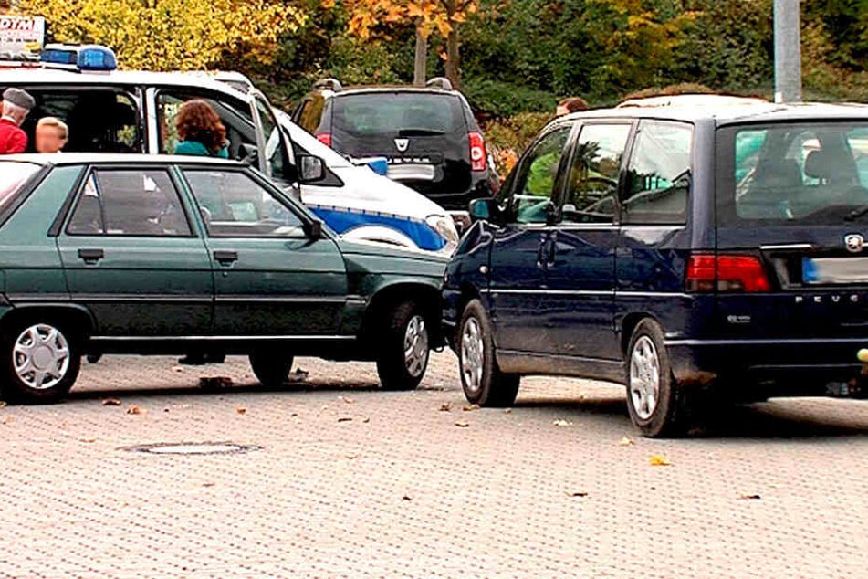 Als ein Pkw-Fahrer versuchte, betrunken auszuparken, ging dies gehörig schief (Symbolbild).