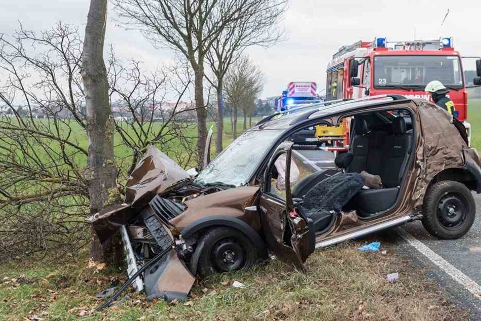 Der Dacia krachte frontal gegen einen Baum.