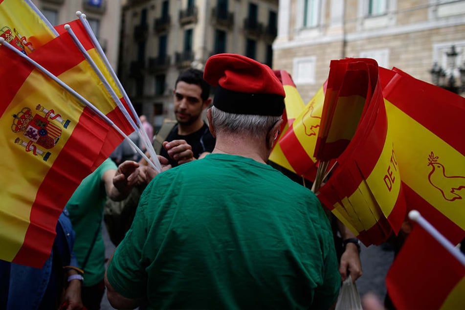 Die Separatisten machen aber unbeirrt weiter - unter anderem mit Pyjama-Partys und Paella-Essen in besetzten Wahllokalen.