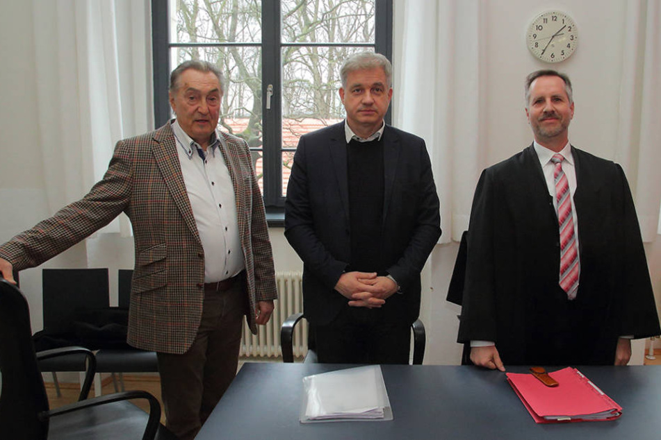 Bernd Aust (72,v.l.), Hans-Joachim Frey (51) und ihr Anwalt Eberhard Reetz
wehren sich gegen die hohe Spesenrechnung.