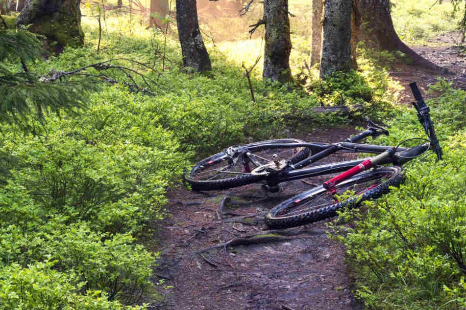 Der 71-jährige Radfahrer stürzte wahrscheinlich an einem abschüssigen Teil des Weges (Symbolbild).
