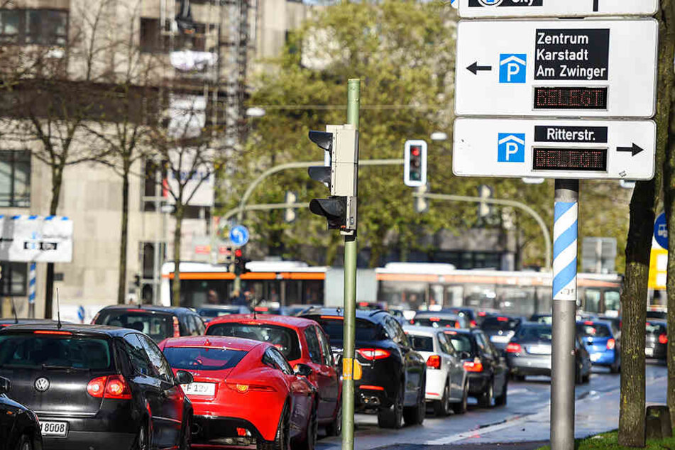 Volle Straßen, Parkhäuser...