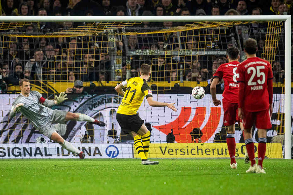 Der Ausgleich für den BVB: Marco Reus (Zweiter von links) verlädt Manuel Neuer (l.) vom Elfmeterpunkt zum zwischenzeitlichen 1:1.