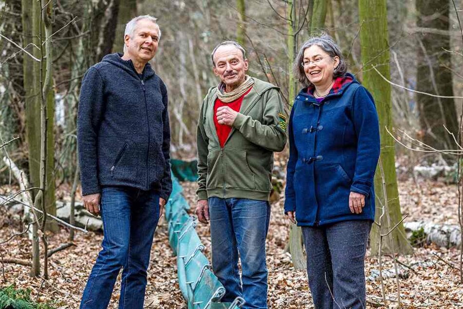 Einsatz für Kröte und Frosch: Umweltbürgermeisterin Eva Jähnigen (53, Grüne), Lothar Edelmann (76. M.) und Harald Wolf (53) vom Umweltamt der Stadt.