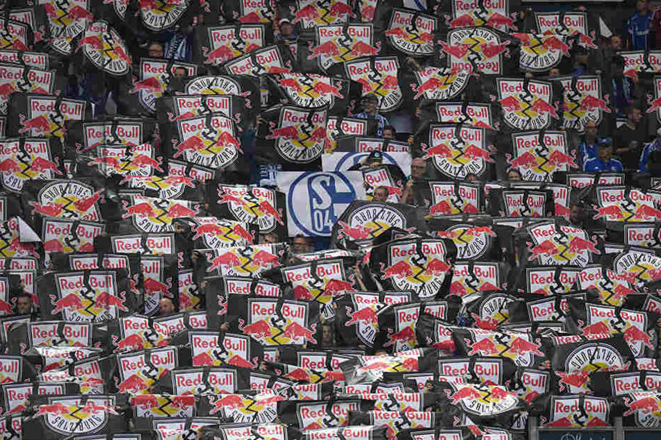 "Sch... Red Bull", die Schalker Fans nahmen vor dem Anpfiff kein Blatt vor den Mund.