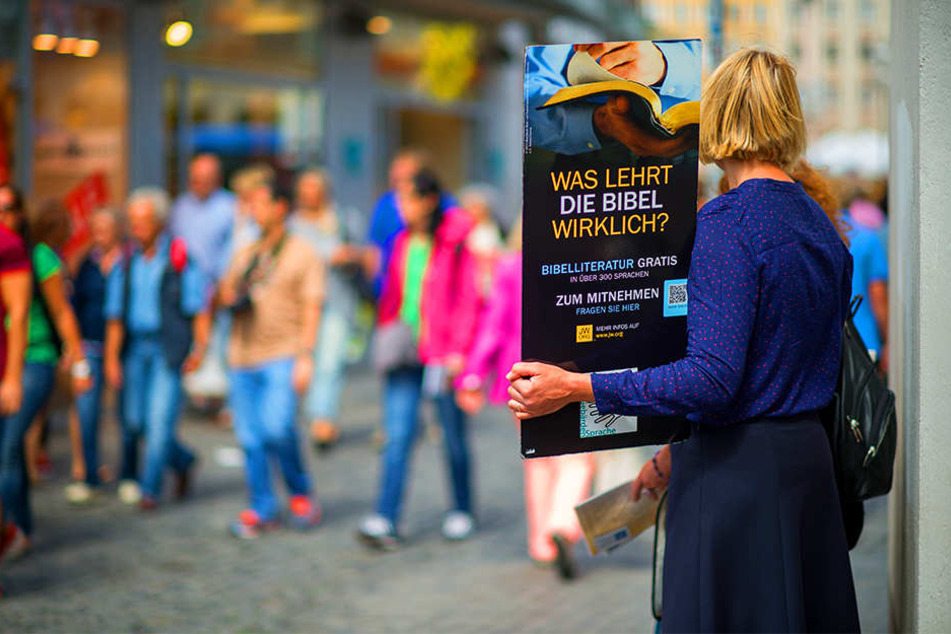 Sie stehen in Städten oder gehen von Tür zu Tür: Die Zeugen Jehovas versuchen, im direkten Gespräch Mitglieder zu werben.