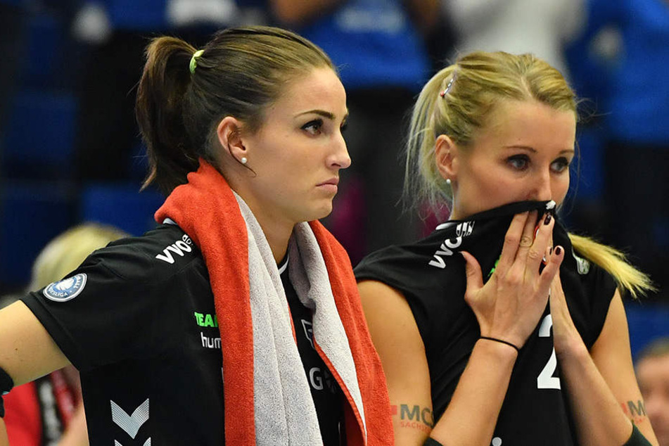 Myrthe Schoot (l.) und Mareen Apitz können das Aus nicht fassen.