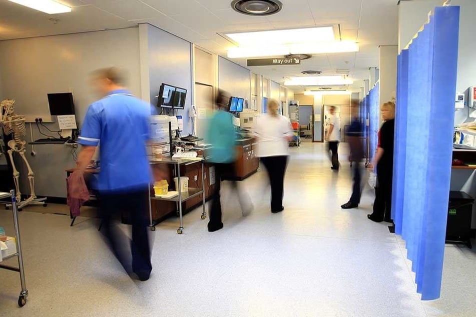 Eine groß angelegte Cyber-Attacke hat in England Computer in mehreren Krankenhäusern und ihren Trägerorganisationen lahmgelegt.