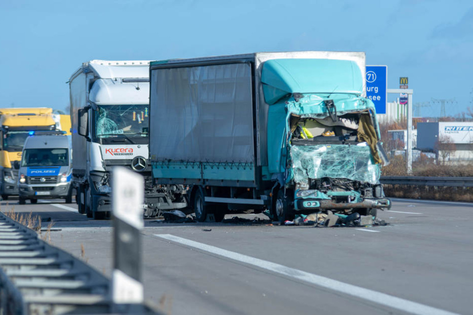 Auf der A2 sind am Dienstag mehrere Lkw ineinander gekracht.