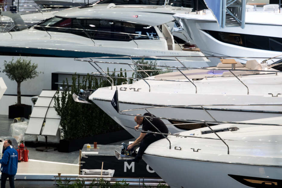 Trend zum Luxus: Große Yachten stehen in der Messehalle in Düsseldorf.