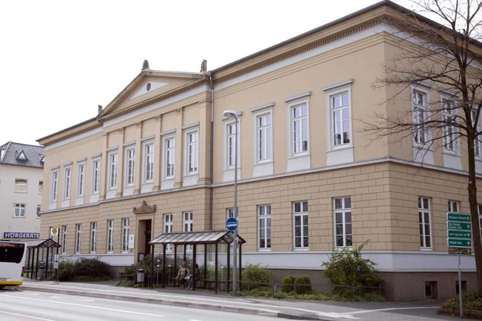 Vorm Landgericht Detmold wird dem Angeklagten der Prozess gemacht. Er wurde in einem lippischen Hotel festgenommen.