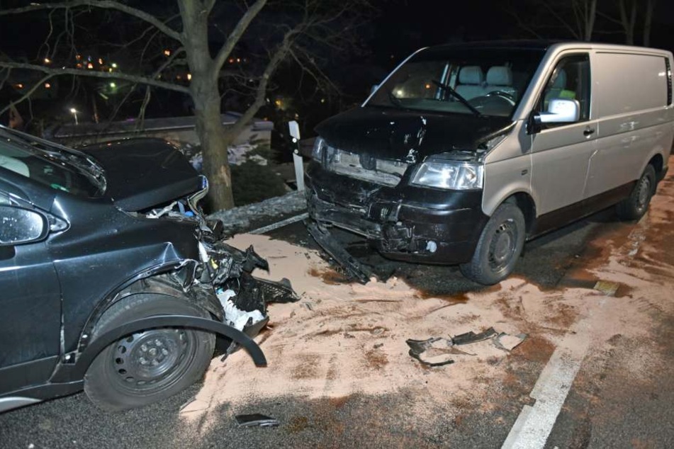 Die Fahrzeuge krachten frontal ineinander.