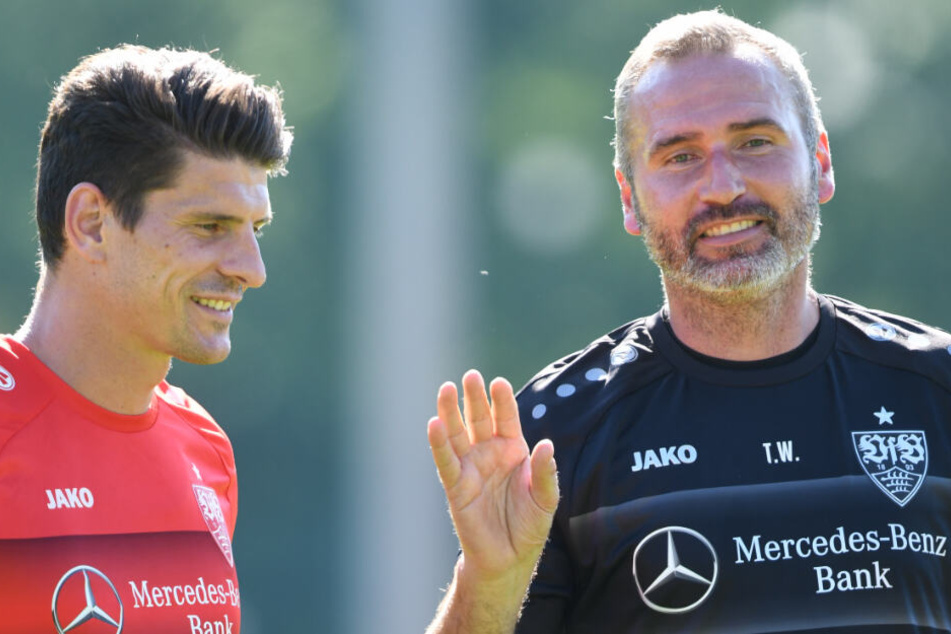 Trainer Tim Walter (rechts) und Stürmer Mario Gomez unterhalten sich beim Training des VfB Stuttgart.