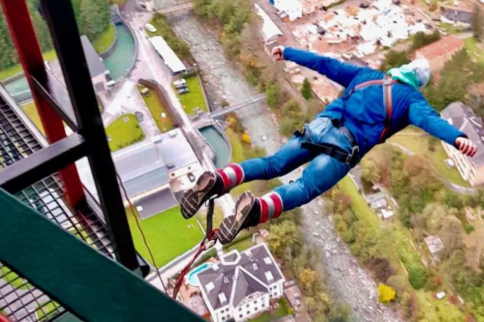 Für das Experiment sprangen zwei Bungee-Jumper 30 Mal von der 192 Meter hohen Europabrücke.