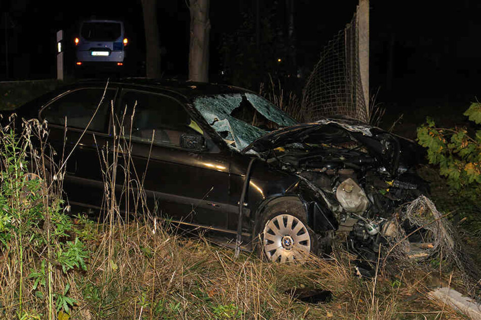 Der Motorraum des BMW wurde bei dem Unfall vollkommen zerstört.