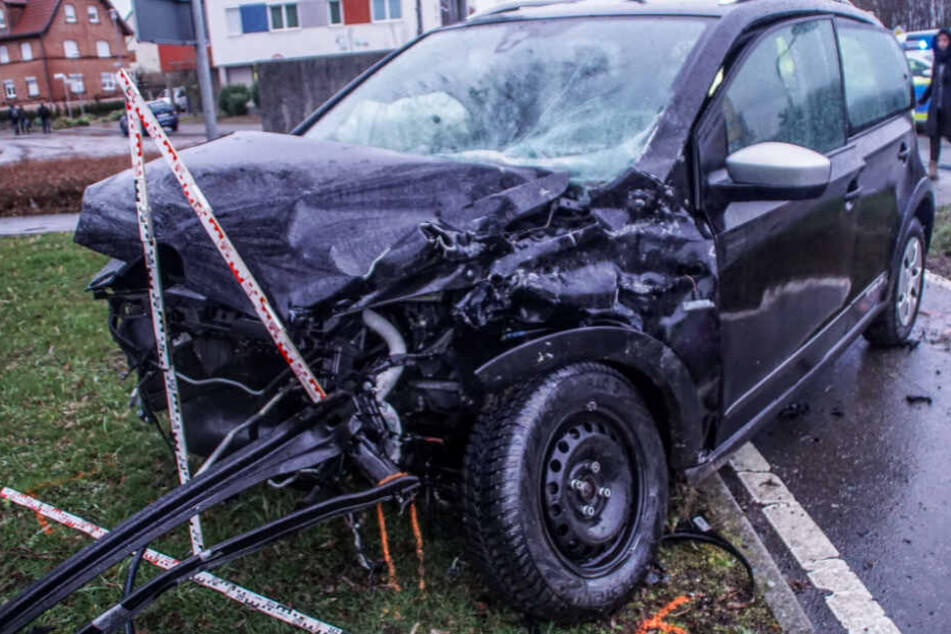 Der Kleinwagen wurde bei der heftigen Kollision komplett demoliert.