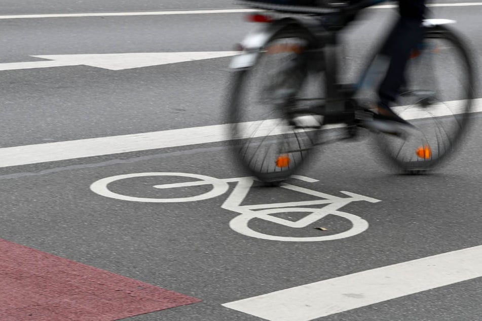 Mitten in der Stuttgarter Innenstadt hat ein Radfahrer am Sonntagabend eine Frau umgefahren. Davor war er schon in der Fußgängerzone aufgefallen. (Symbolfoto)