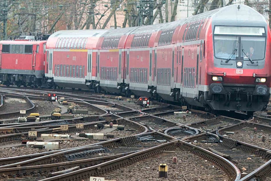 Der Regionalexpress 6 war auf dem Weg von Minden Richtung Bielefeld.