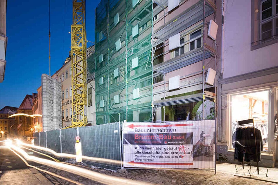Baustellen ins rechte Licht gerückt: An diesem Gebäude wurden bereits quadratische Leuchten installiert - am Baugerüst.