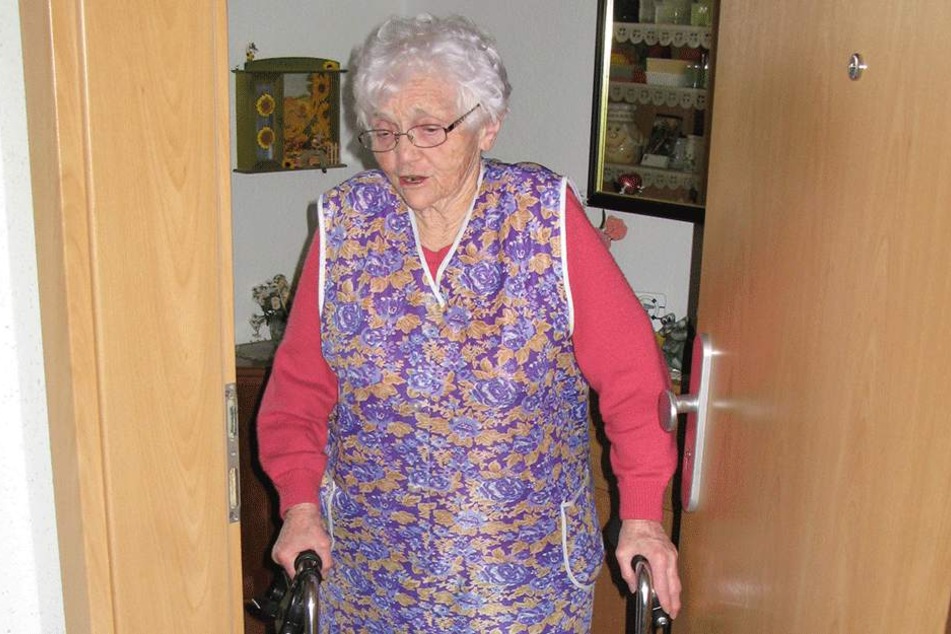 Überfall an der Wohnungstür: Ein Räuber schubste Eva Kroll (88) samt Rollator an die Wand.