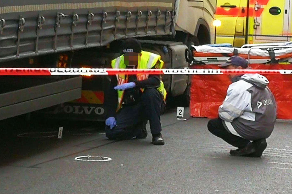 Spezialisten der Polizei und DEKRA untersuchen die Unfallstelle. Im Kreis vor dem Polizisten liegt die Brille des 80-Jährigen.