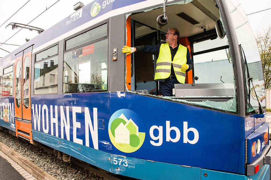 Die Scheibe der Stadtbahn wurde zerstört.