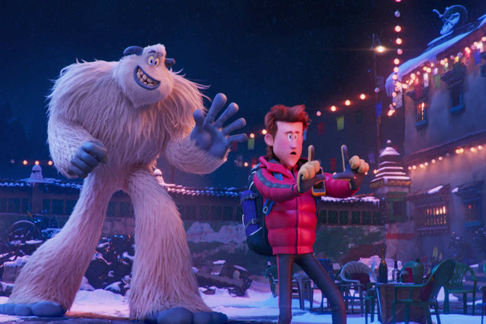 "Smallfoot" Percy Patterson (r.) denkt zuerst, dass Migo (l.) kein echter, sondern ein Mensch mit Yeti-Kostüm ist.