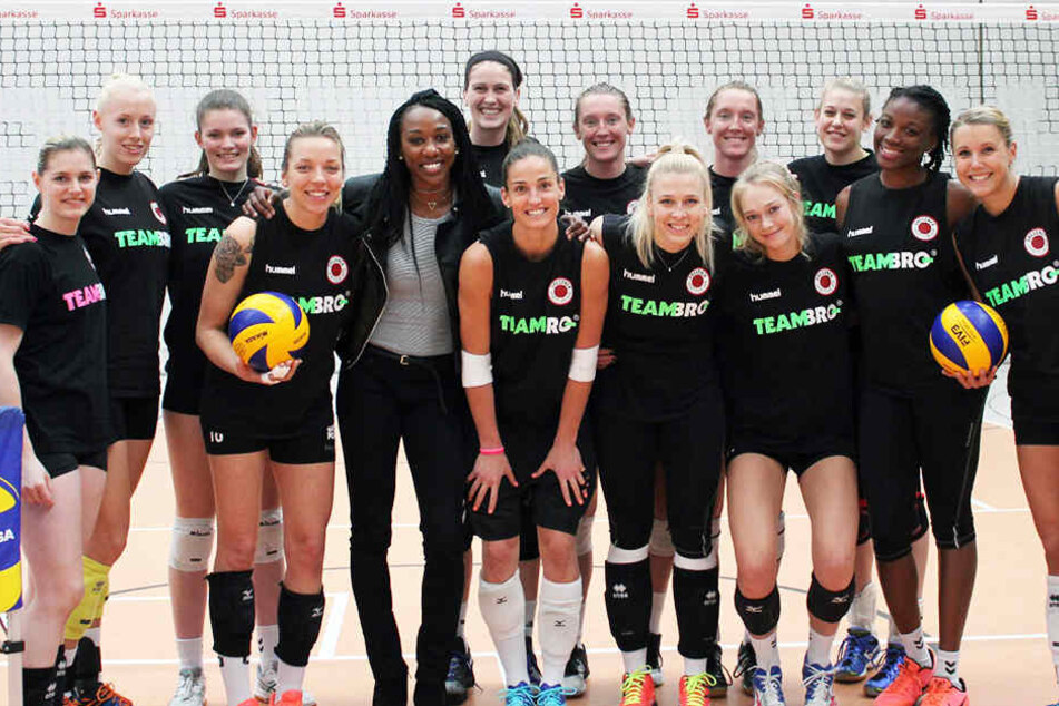 Cursty Jackson (5.v.l.) war am Donnerstag beim Training der DSC-Volleyballerinnen.
