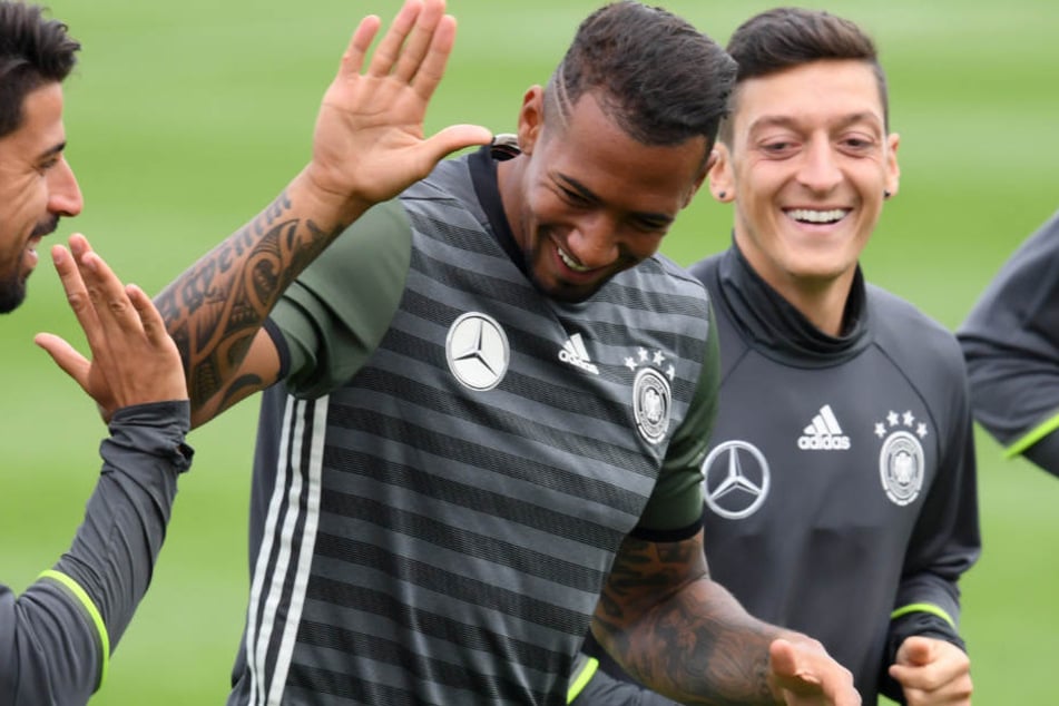 Jérôme Boateng hat Kritik an fehlender Unterstützung für Mesut Özil (r.) geäußert.