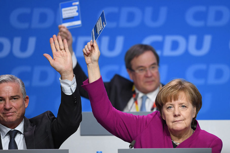 Bundeskanzlerin Angela Merkel (CDU), Thomas Strobl (CDU), Innenminister in Baden-Württemberg und Armin Laschet (CDU), Ministerpräsident von Nordrhein-Westfalen (M) stimmen ab.