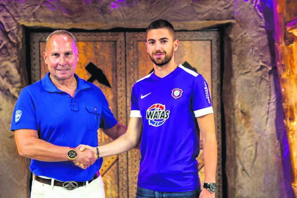 Anfang Juli präsentierte FCE-Boss Helge Leonhardt (l.) stolz Marko Mihojevic als Neuzugang.