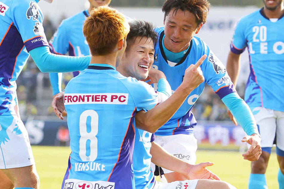 Im stolzen Alter von damals 50 Jahren schoss Kazuyoshi Miura (M.) seine Mannschaft zum Sieg und wurde ganz nebenbei der älteste Profi-Torschütze aller Zeiten.