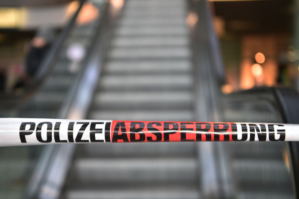 Der Junge blieb mit der Hand im Einlauf des Gummibandes der elektronischen Treppe stecken. (Symbolbild