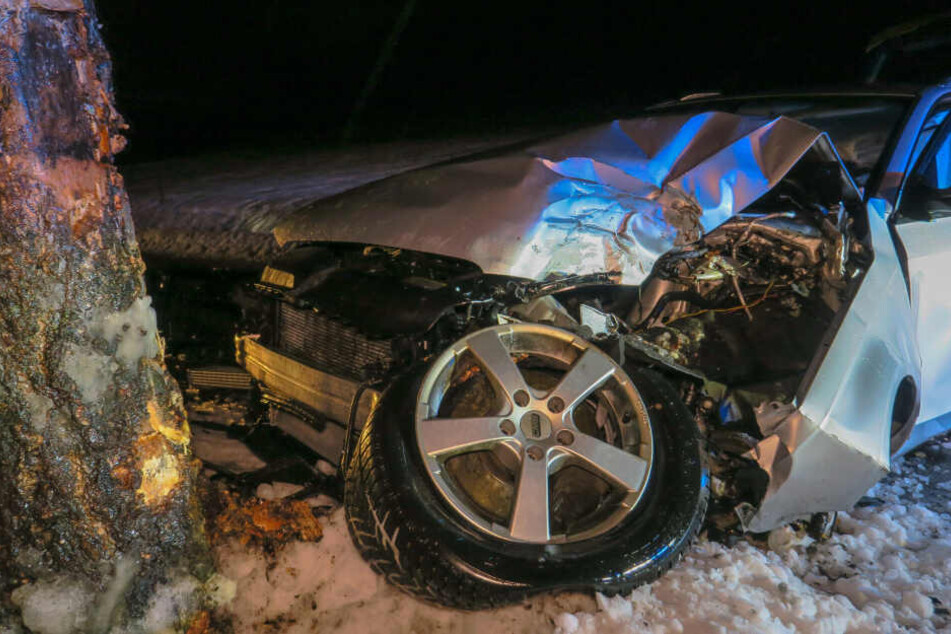 Der Audi wurde bei dem Unfall schwer beschädigt.