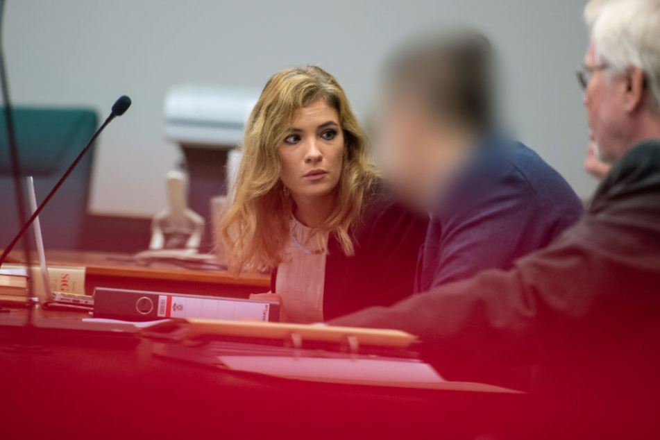 Der Angeklagte sitzt neben seiner Anwältin Louisa Krämer im Landgericht.