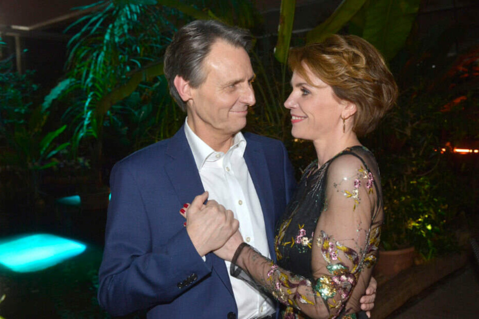 Yvonne und Jo genießen einen Abend zu zweit.